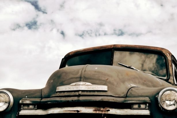 Roubei um carro e desembarquei no centro do mundo